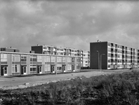 87300 Gezicht op de huizen Bruisdreef 124 (links) -134, met rechts het flatgebouw aan de Vader Rijndreef en op de ...
